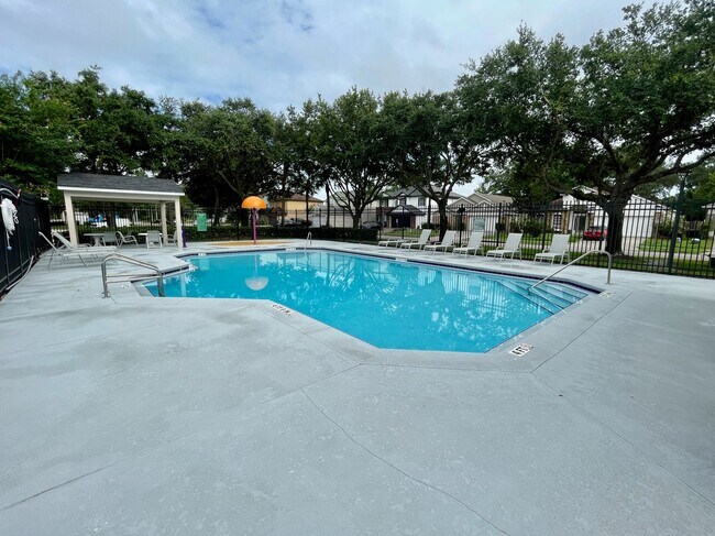 Building Photo - Modern 4-Bed, 2-Bath Solar-Powered Home Near UCF