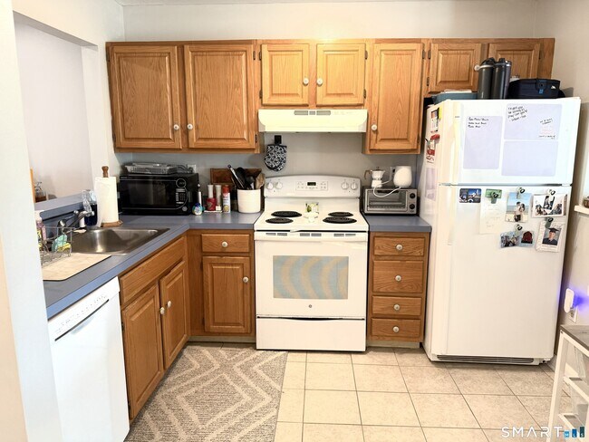 Building Photo - 204 Country Club Ct