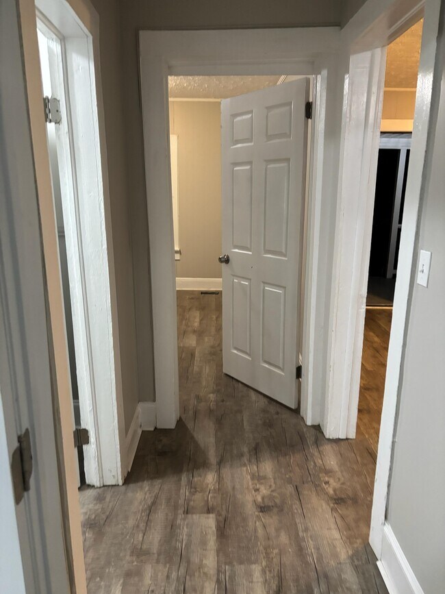 Building Photo - 554 Lynmore Ave