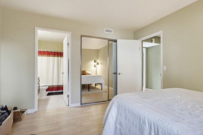 Building Photo - Welcome to this beautiful 1,042 sq. ft. condo offering modern comfort in a prime location!