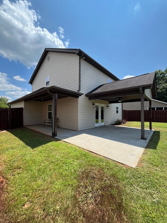 Building Photo - 3 BR 2 1/2 Bath, Just a Short Distance to Swamp Rabbit and Downtown Greenville!