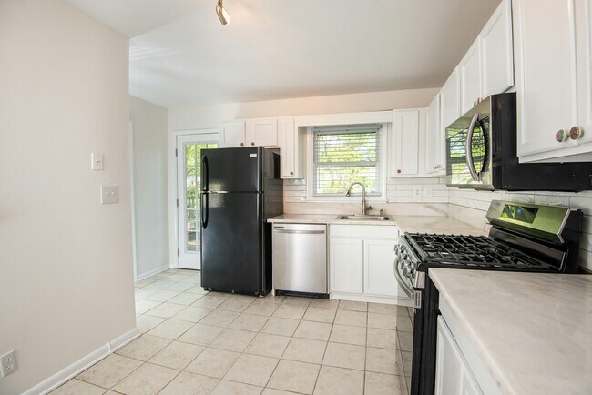 Building Photo - 685 Oakmoor Dr