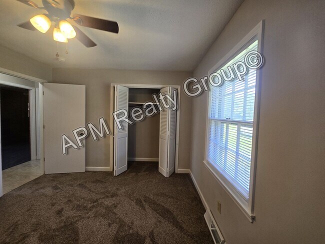 Building Photo - Spacious three bedroom West Columbia home