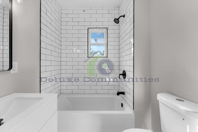 Building Photo - 724-724 Adams St SE