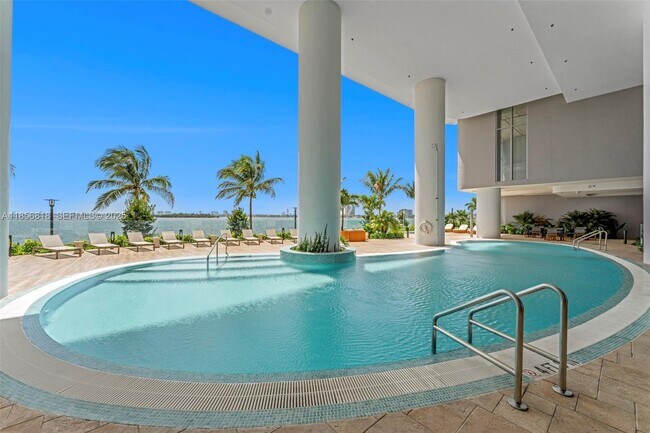 Building Photo - 700 NE 24th St