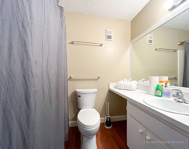 Building Photo - Beautiful 4/4 Condo in University Terrace