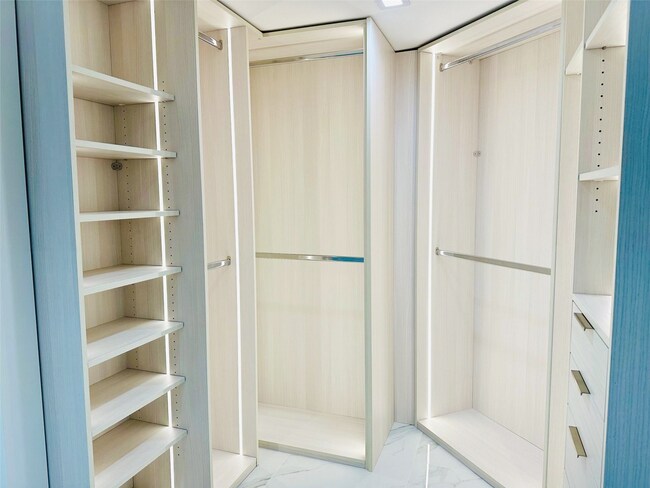 Building Photo - 3500 Mystic Pointe Dr