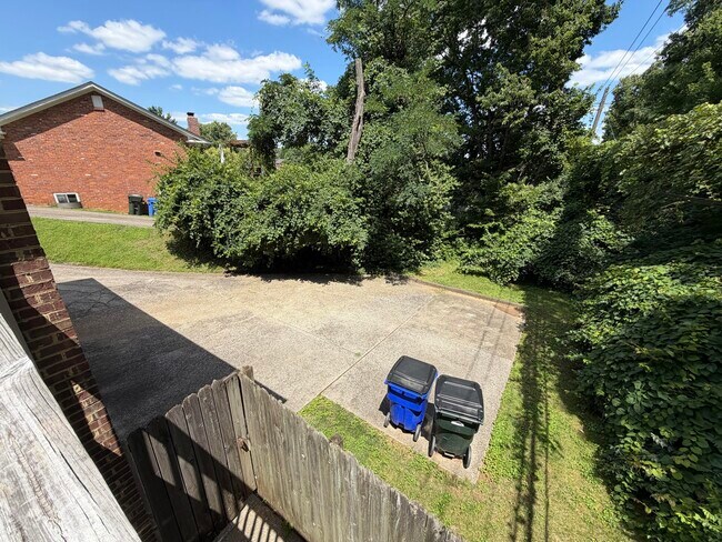 Building Photo - 1112 Pepperhill Cir