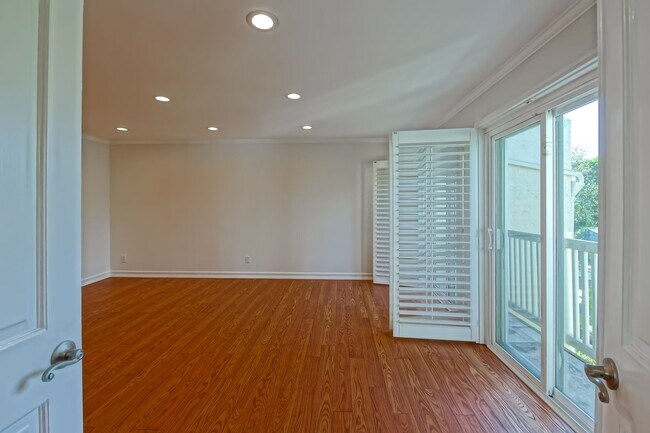 Building Photo - BRIGHT & AIRY, REAR-UNIT TOWNHOUSE W/ SPACIOUS PATIO, BALCONY & HUGE 2-CAR GARAGE IN GATED COMMUN...