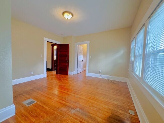 Building Photo - 6 Bedroom on Campus