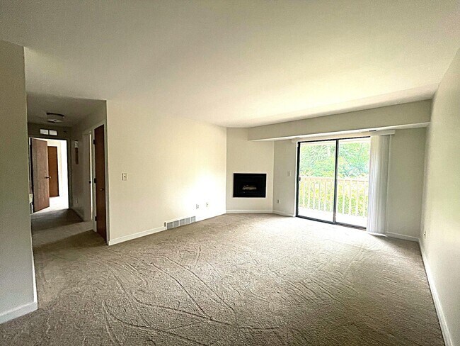 Building Photo - 3001 Fernwood Ave