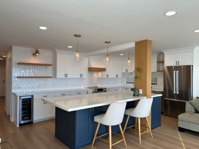 Building Photo - Stunning Bay Front Condominium on Sail Bay, San Diego, CA