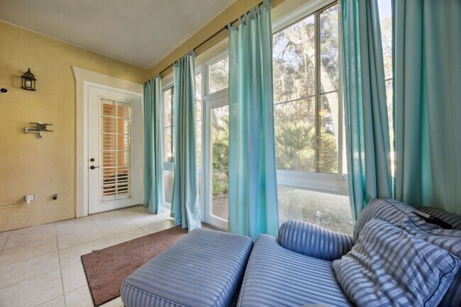 Building Photo - WALK TO THE BEACH!