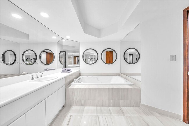 Building Photo - 16425 Collins Ave
