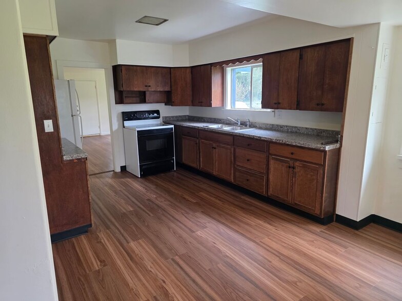 Building Photo - 2381 Elk Valley Cross Rd