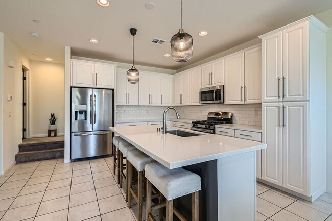 Building Photo - 4 Bed 3 Bath Luxury FURNISHED Home for Rent!