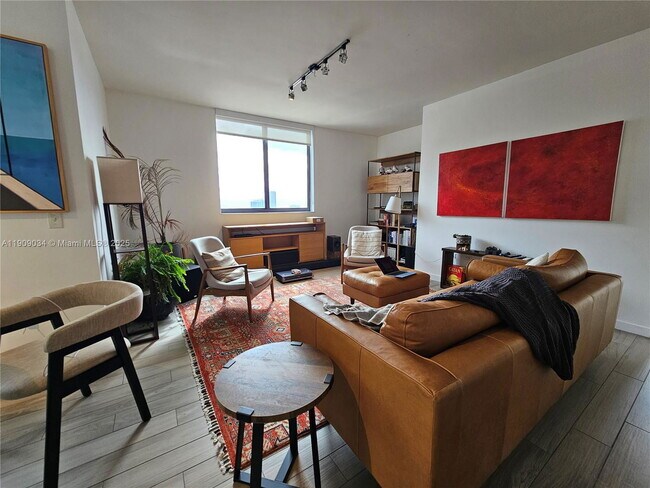 Building Photo - 999 SW 1st Ave