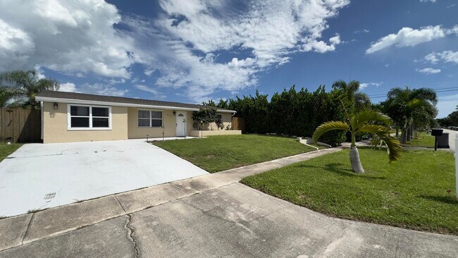 Building Photo - 3721 Holiday Rd