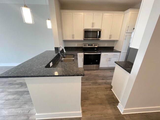 Building Photo - Robinson Rowhouses 2 bedroom with fenced p...