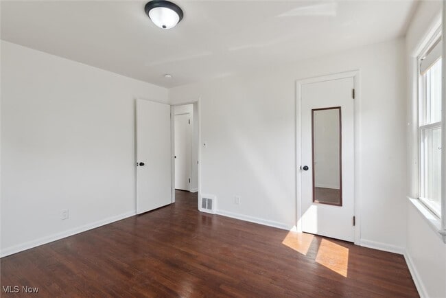 Building Photo - 13849 Shady Oak Blvd
