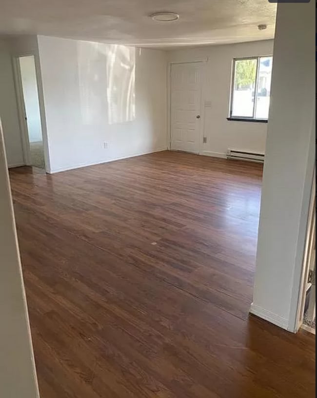 Building Photo - Updated 4 Bedroom 2 Bath PET FRIENDLY