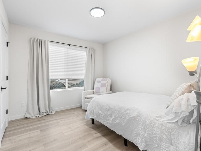 Building Photo - Light-Filled w/ Modern Finishes - 3?Bed / ...