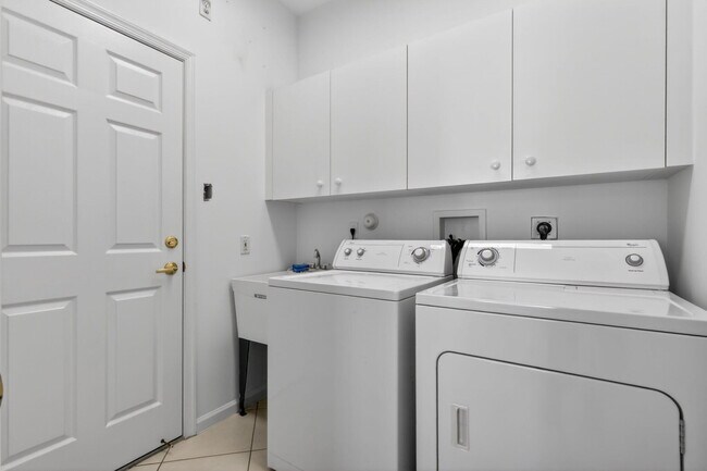 Building Photo - 7116 Cataluna Cir