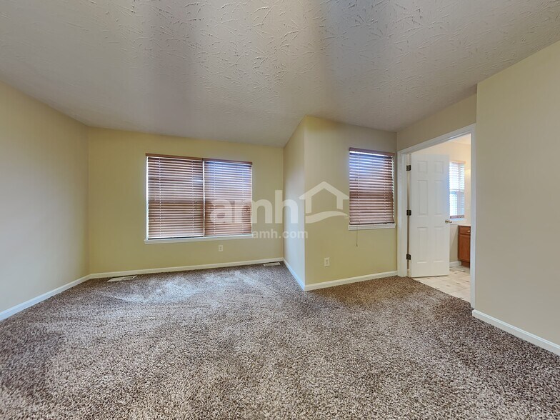 Building Photo - 260 University Dr