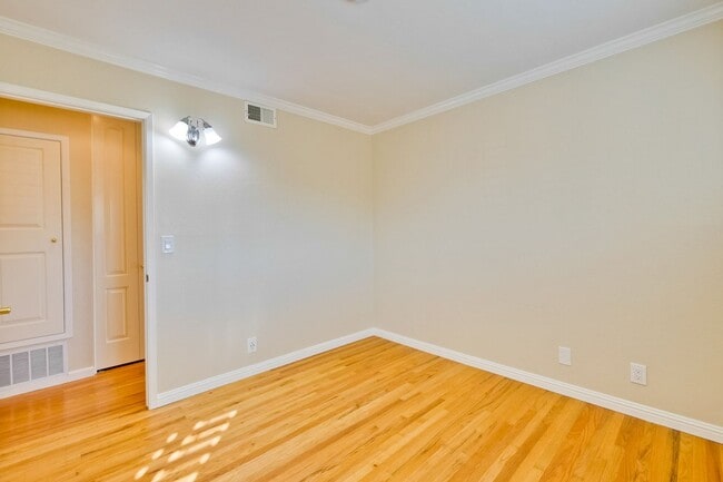 Building Photo - Stylish San Jose Home and Private Yard