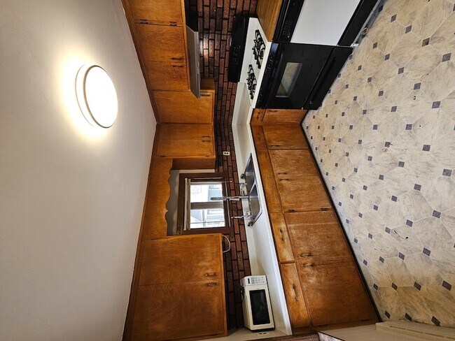 Building Photo - 211 Edwards Ave