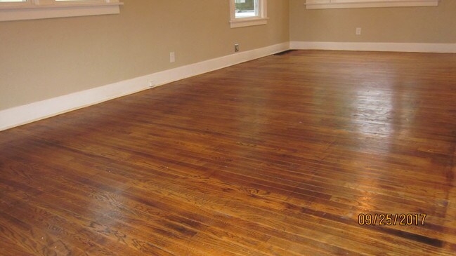 Building Photo - 1625 E 13th St