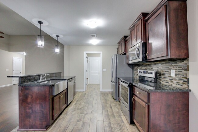 Building Photo - Fresh and Clean 3 bed 2 bath.  Sweet layout!