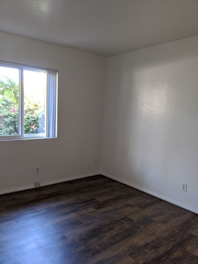 Building Photo - 4 BEDROOM 2 BATH ON CUL-DE-SAC AND LARGE YARD!