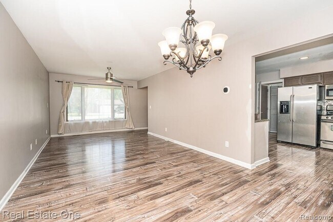 Building Photo - 668 Sherry Dr