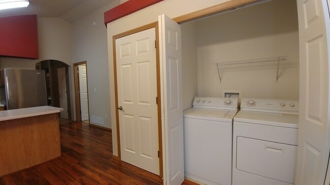 Building Photo - Beautiful Canyon Creek Home