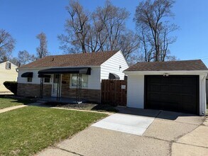 Building Photo - 3 bedroom 1 bath ranch style home, hardwood floors. 1 car garage.