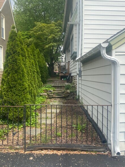 Building Photo - 1404 Greywall Ln