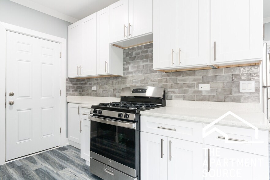 Building Photo - 3845 N Greenview Ave