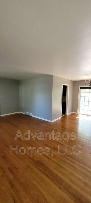 Building Photo - 8914 Grandview Dr