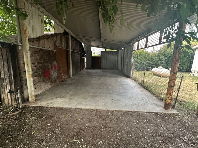 Building Photo - Country Living