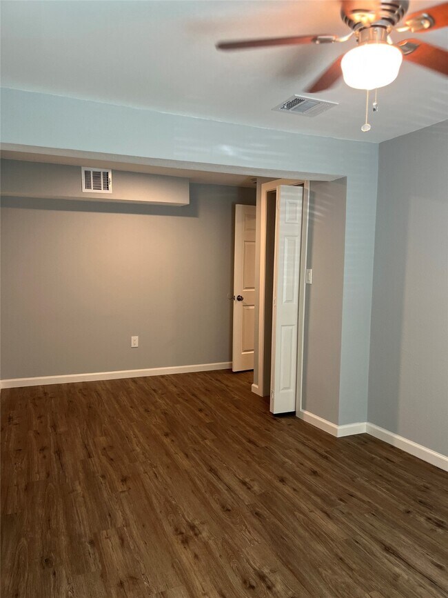 Building Photo - 5404 Pease St