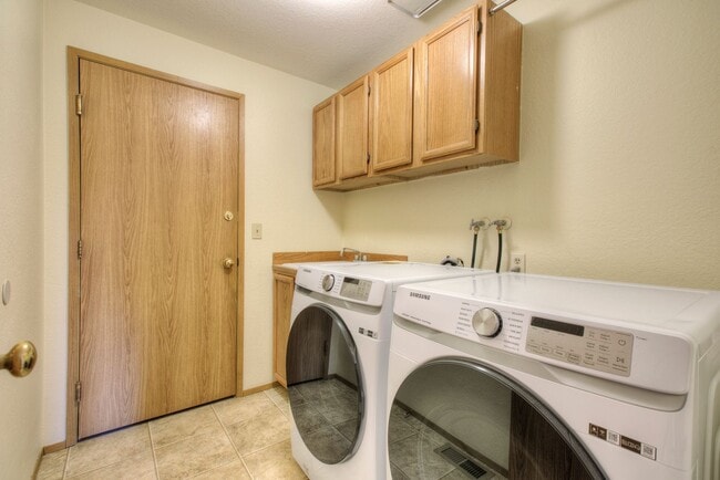 Building Photo - Bright & Spacious Rambler off of Cul-de-Sac