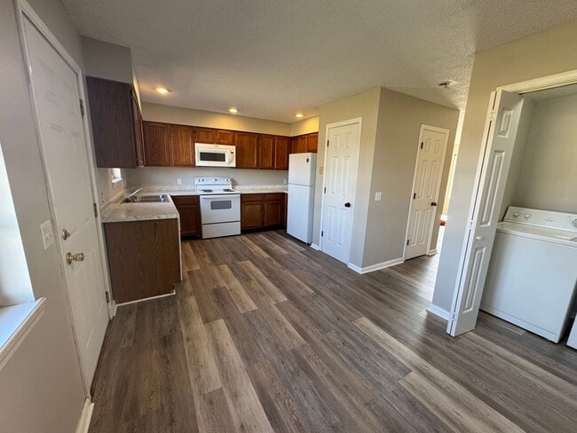 Building Photo - Townhouse in Murray