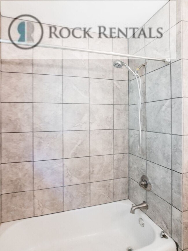 Building Photo - 4 Bed 2 Bath in Arlington