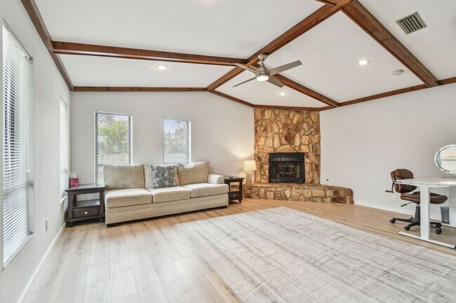Building Photo - 2 Bedroom 2bathroom with Bonus Room in St....