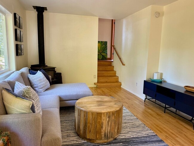 Building Photo - Absolutely Darling INDIANOLA cottage, full...