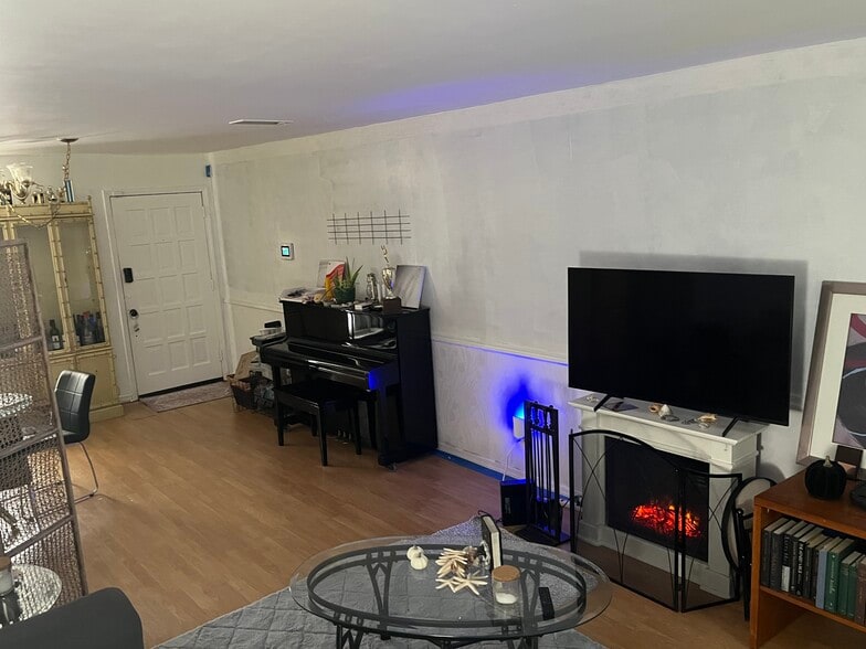 shared living room - 1557 El Prado Rd