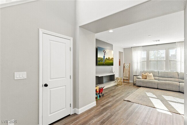 Building Photo - 10331 Western Pine Ave