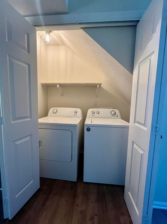 Building Photo - Charming 2 Bedroom Townhouse