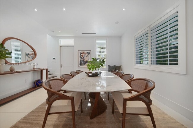 Building Photo - 6901 Veronese St